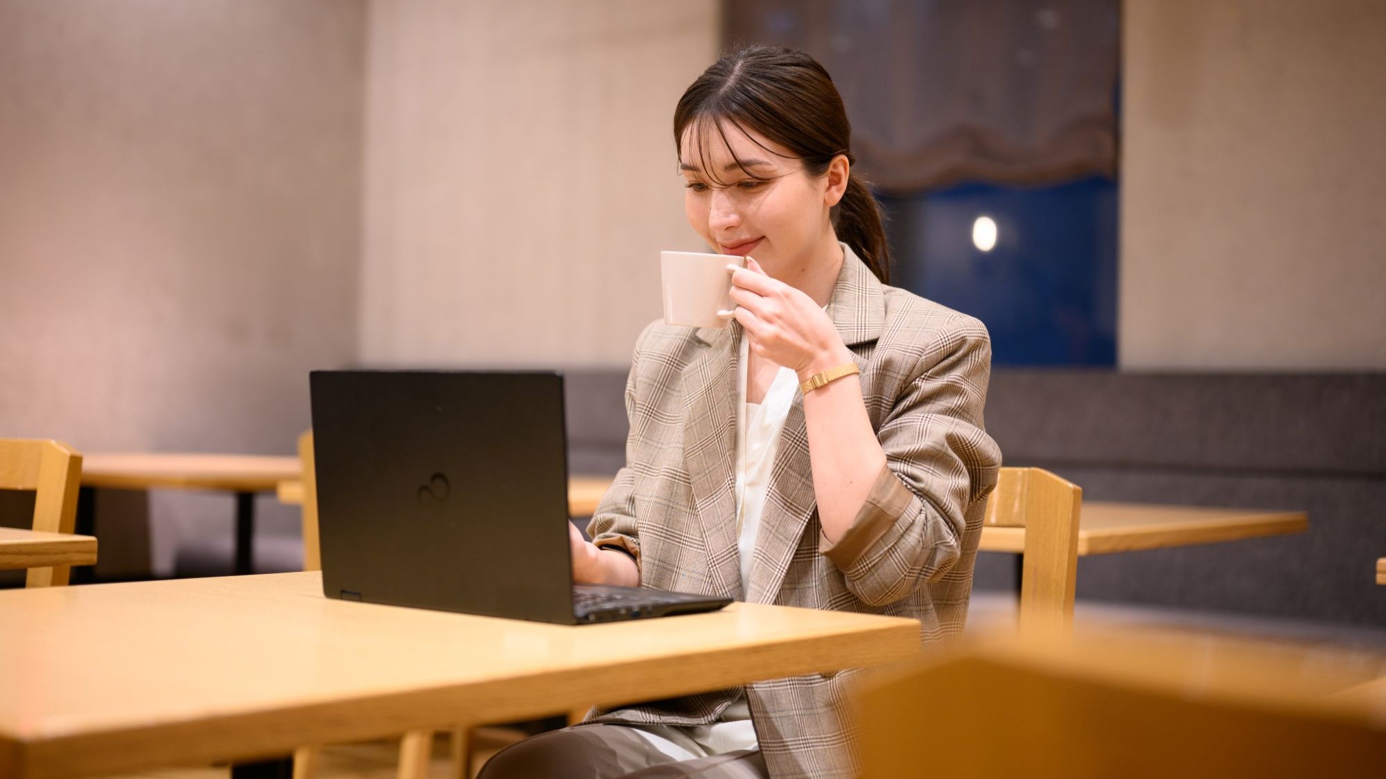 2階にあるラウンジは、ご宿泊中のお客様はフリースペースとしてもご利用いただけます。