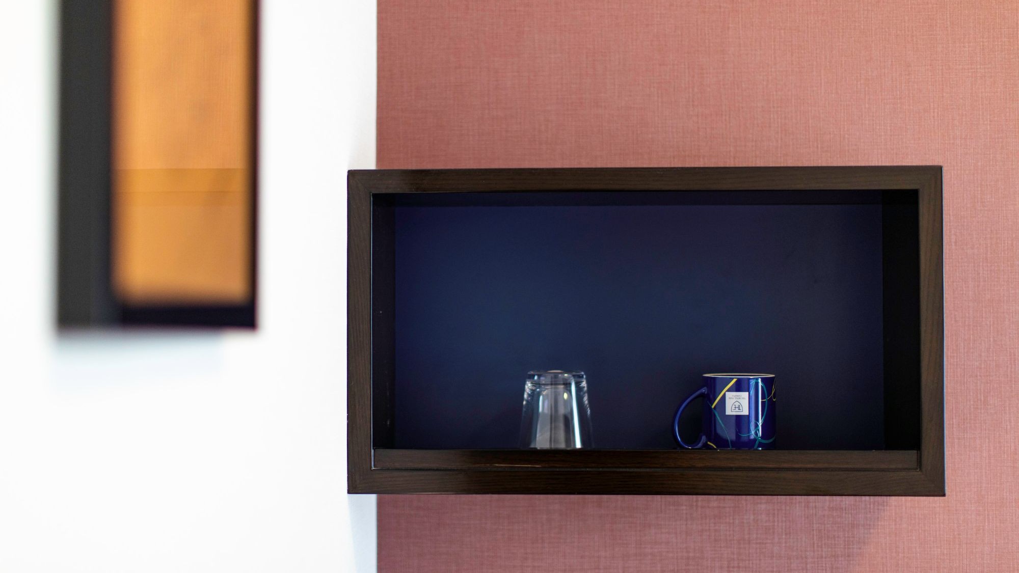 壁紙やカーペットは「ういろ」をイメージしたカラーがアクセントです。