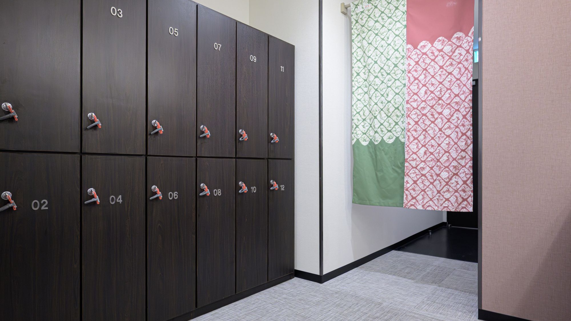 3Fに宿泊者専用の大浴場をご用意しています（無料）