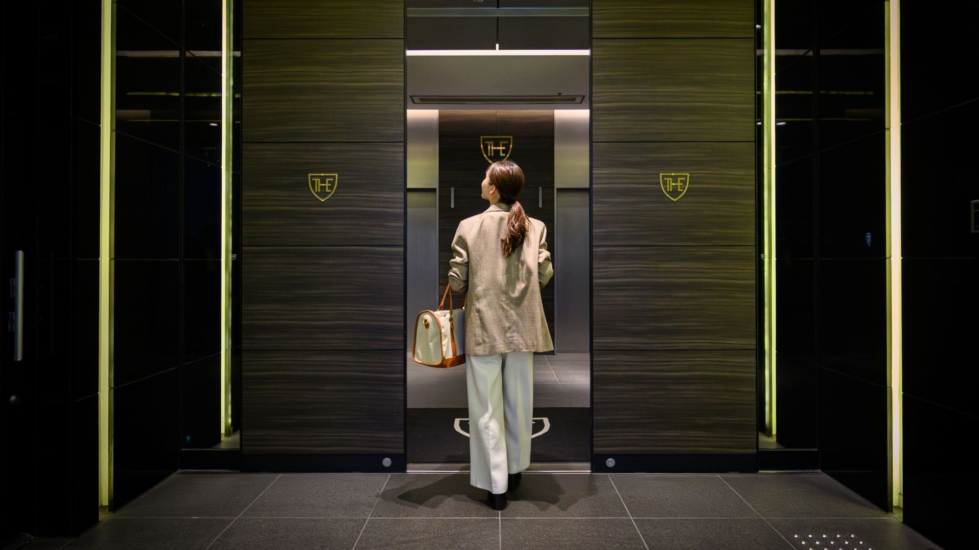 ホテル2Fにフロントがございます。