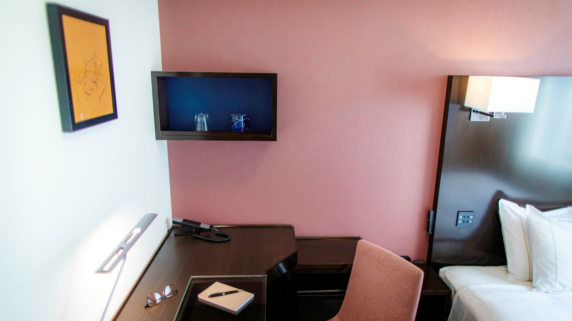 壁紙やカーペットは「ういろ」をイメージしたカラーがアクセントです。