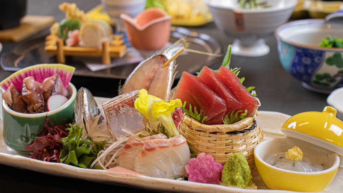 2026年3月4月《お献立一例》造里：海まかせ（鮪、鯛、鯵、ホタルイカ、白魚）♪