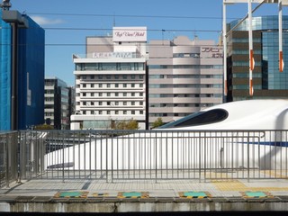 新横浜駅、新幹線のホームから当ホテルが見えます♪