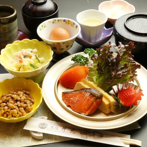 【朝食】焼き魚、卵、白いご飯、お味噌汁、等の日本の朝ごはんをご用意致します。