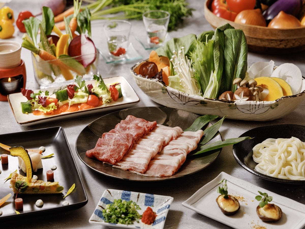 那須いちやホテルのしゃぶしゃぶ。和牛と三元豚、地元の野菜が並ぶ