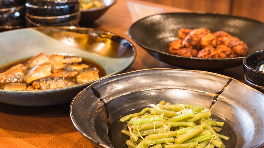 【ご朝食一例】地元食材をふんだんに使ったどこか懐かしいような朝食をお愉しみください。