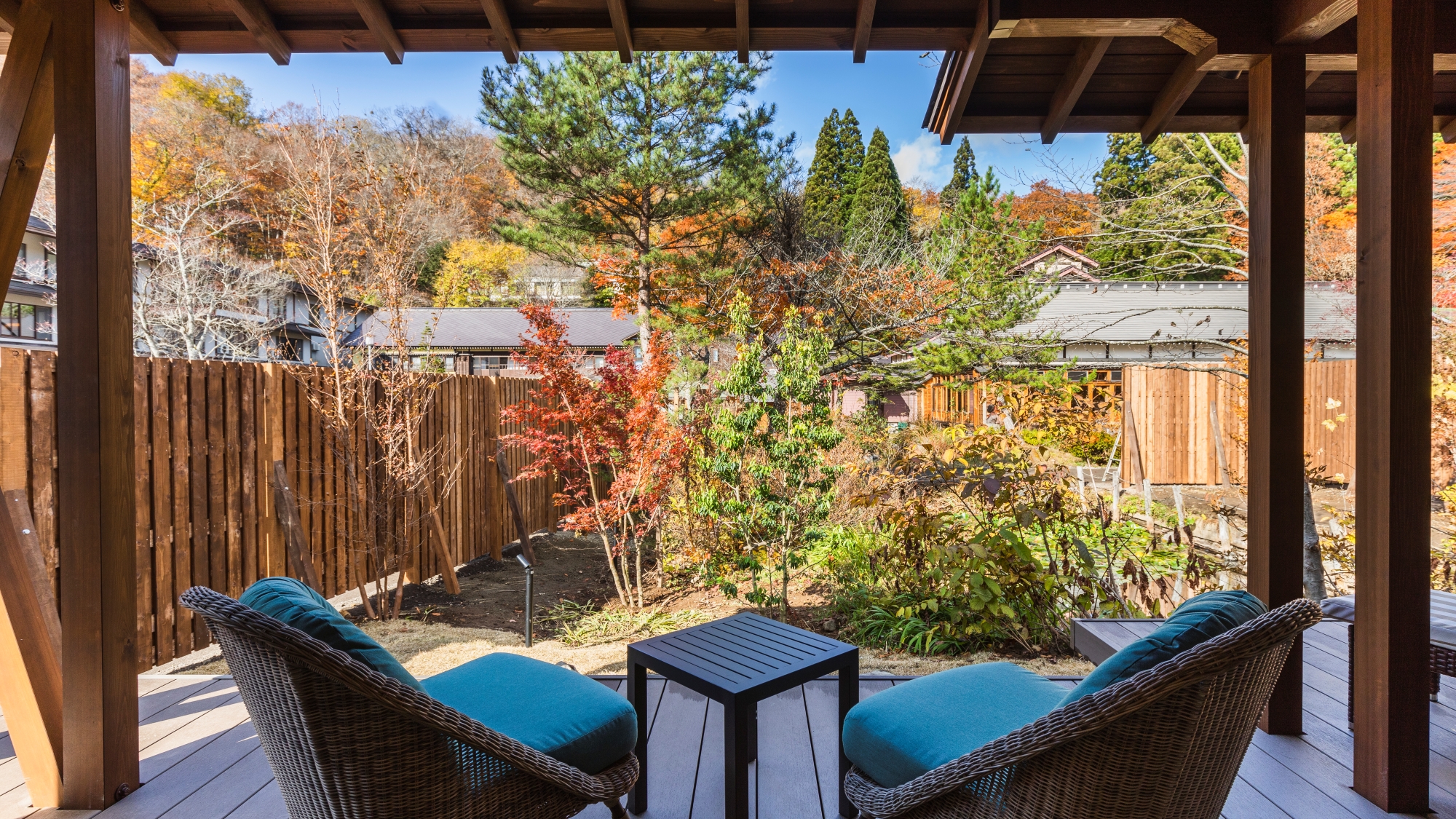 【離れ「薬鶴-Yackaku-」】広々としたデッキからは春夏秋冬、四季の移ろいをお愉しみ頂けます。