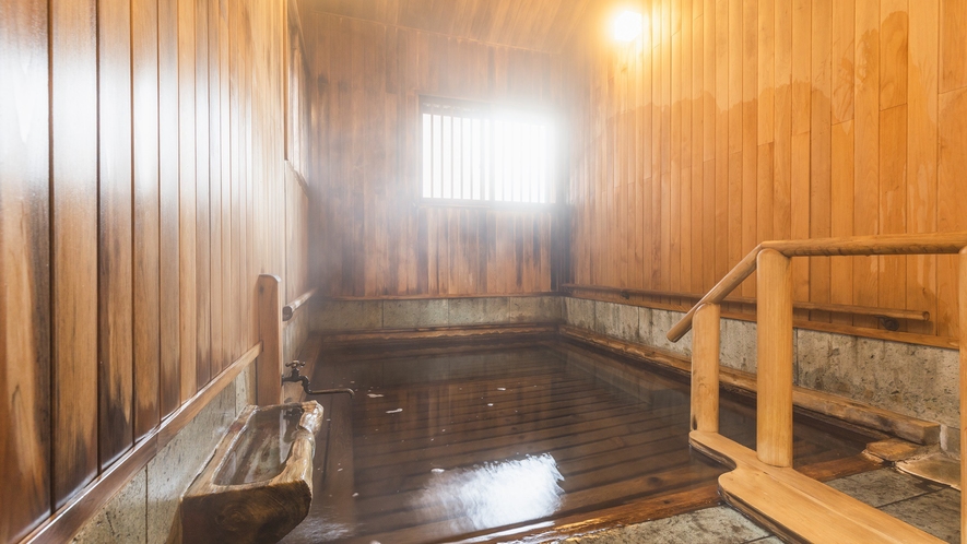【貸切風呂】日本でもごく限られた数しかない、パイプを通さない“源泉湧き流し”の湯をご堪能ください。