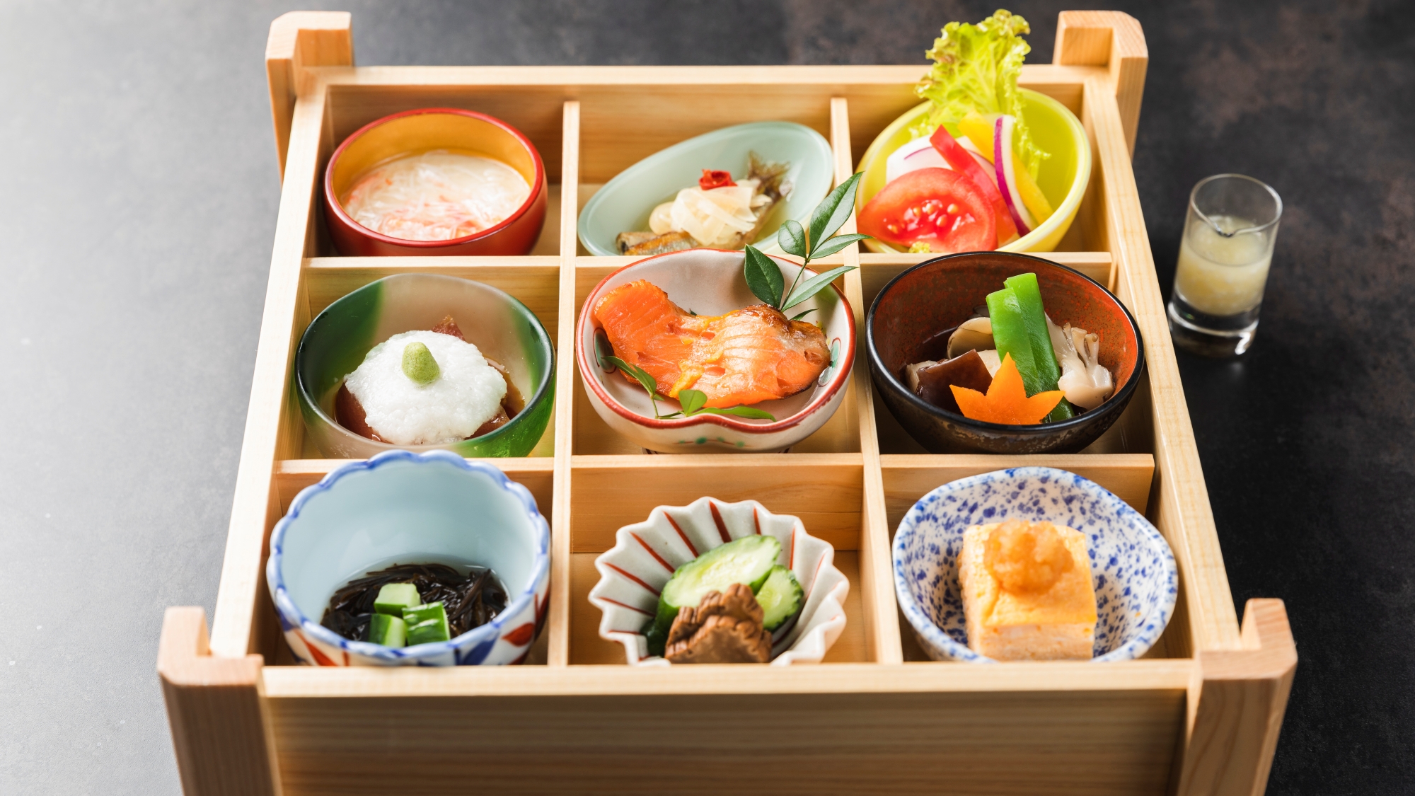 【ご朝食一例】「特別会席重」地元食材をふんだんに使った目にも鮮やかな料理長特製朝食をお楽しみ下さい。