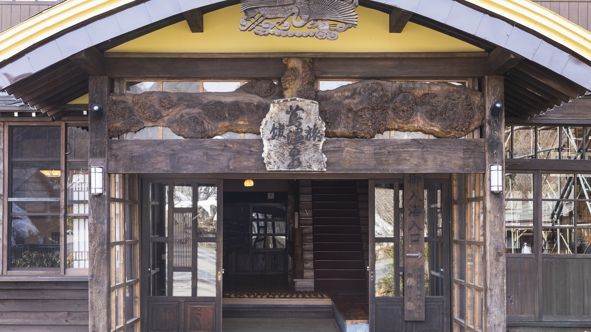 蔦温泉旅館の玄関