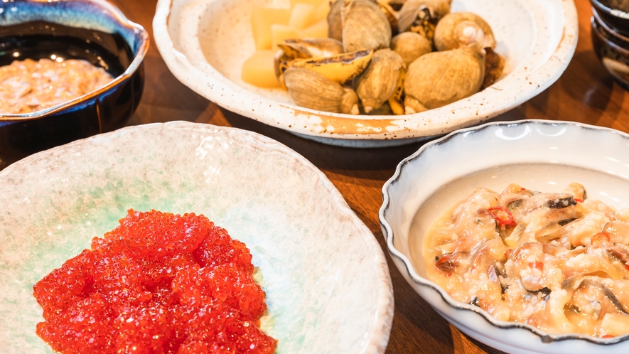 【ご朝食一例】地元食材をふんだんに使ったどこか懐かしいような朝食をお愉しみください。