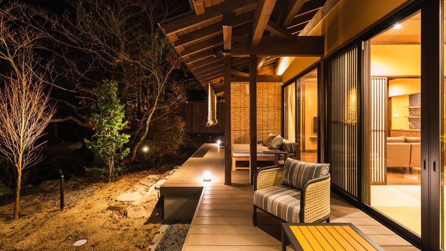 【離れ「瓢箪-Hyoutan-」】広々としたデッキからは春夏秋冬、四季の移ろいをお愉しみ頂けます。