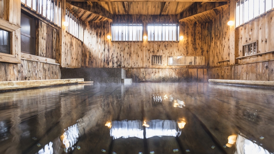 【大浴場】「久安の湯」平安時代に開湯された源泉が足元から湧き出る秘湯。古びた雰囲気は残したままに。