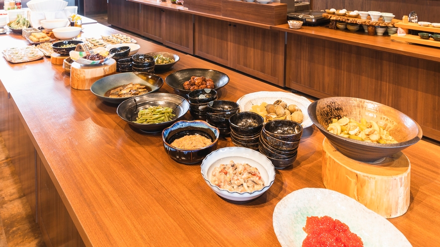 【ご朝食一例】地元食材をふんだんに使ったどこか懐かしいような朝食をお愉しみください。