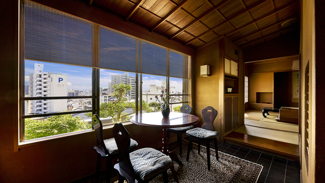 【海棠:和室デラックススイート】道後の街なみを見渡すダイニングルーム