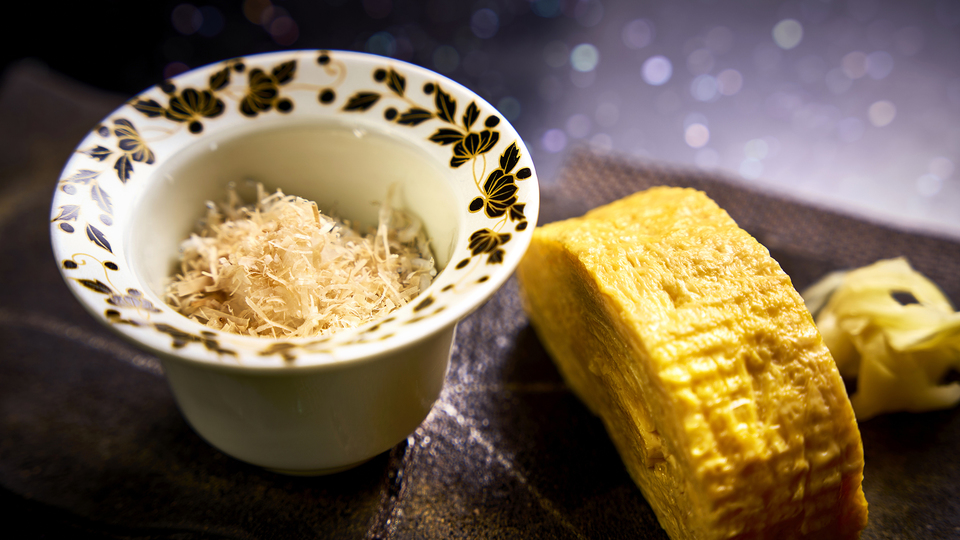 【ご朝食】初代料理長直伝のだし巻きは、ふんわりとした食感とともに出汁の風味が口いっぱいに広がります。