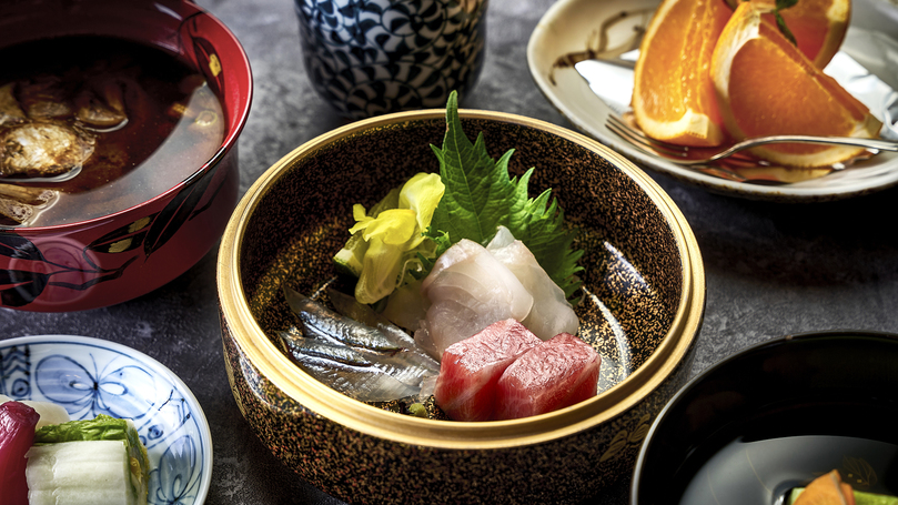 【ご夕食一例】季節ごとに変わる新鮮な瀬戸内の魚介類をご提供いたします。