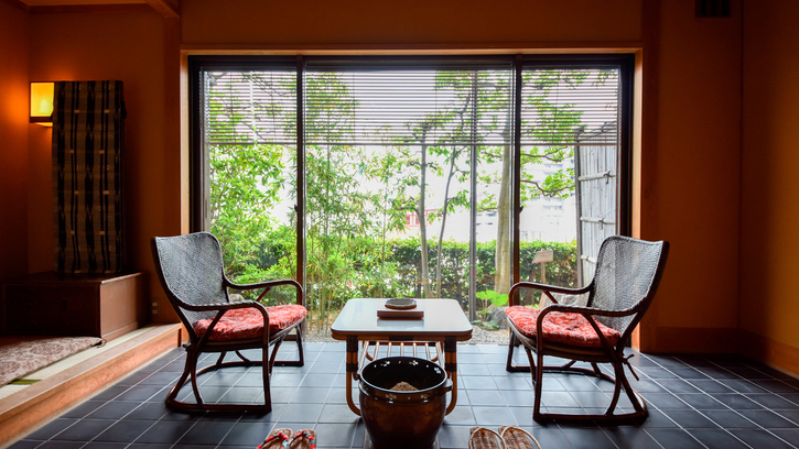 【スーペリア・橘】小さなお庭の緑を臨む広縁が風情を感じるお部屋です。