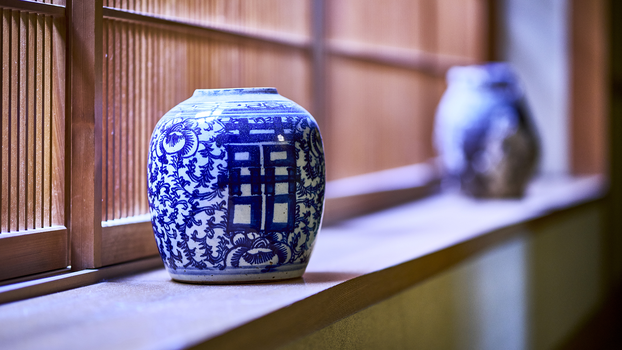 名匠・山口修氏により設計された総檜造りの館内。凛とした静けさと日本美に心洗われる空間です。