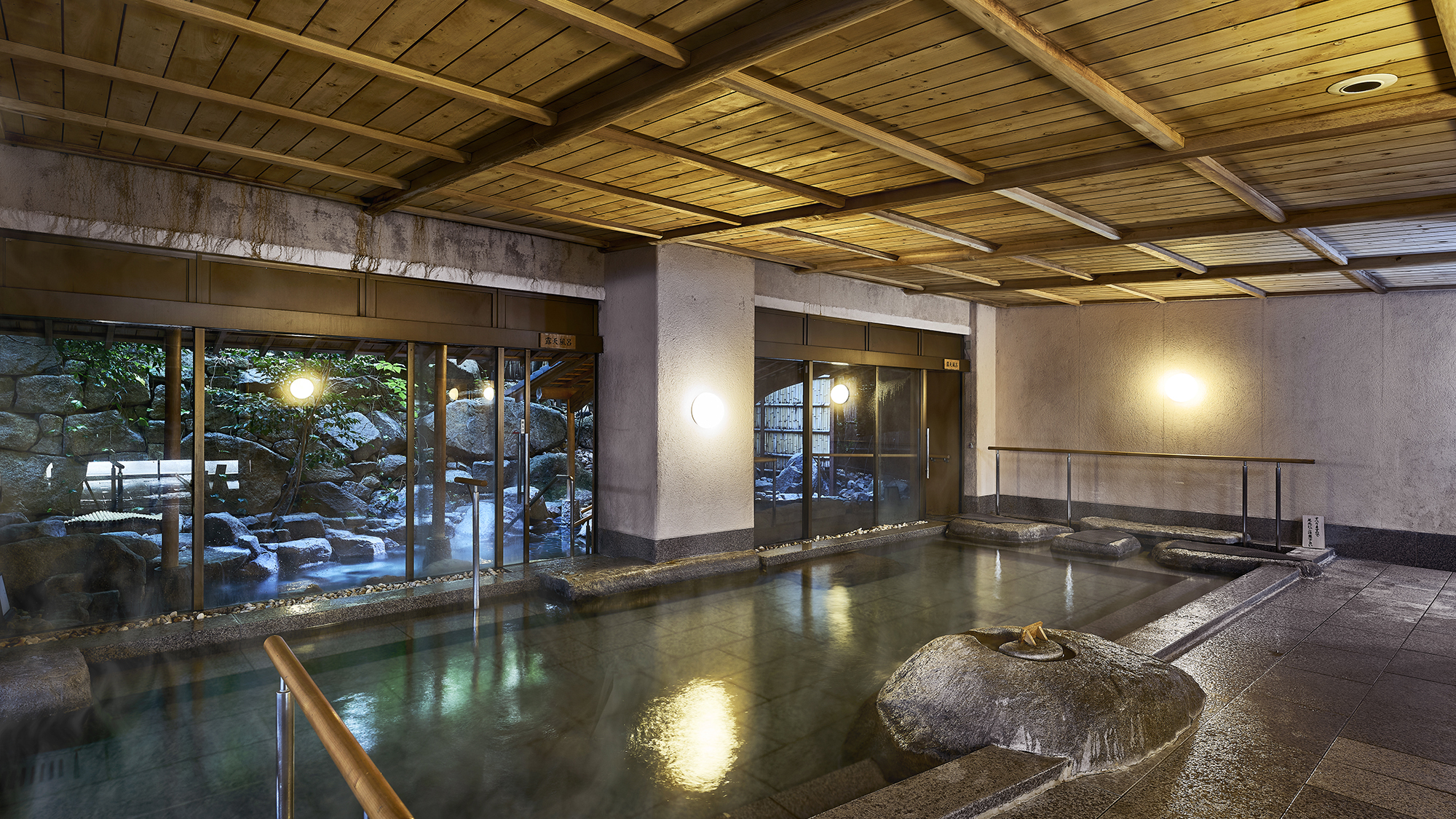 【大和屋本店：内風呂】姉妹館のお風呂もご利用いただけます。気軽な外湯巡りをお楽しみください。