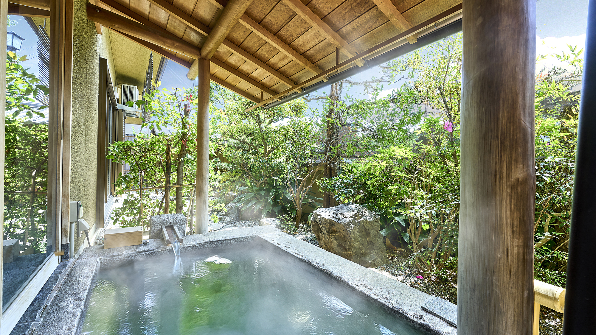 【梅：露天風呂付和室スイート】石造りの露天風呂と、槙造りの内風呂がございます。