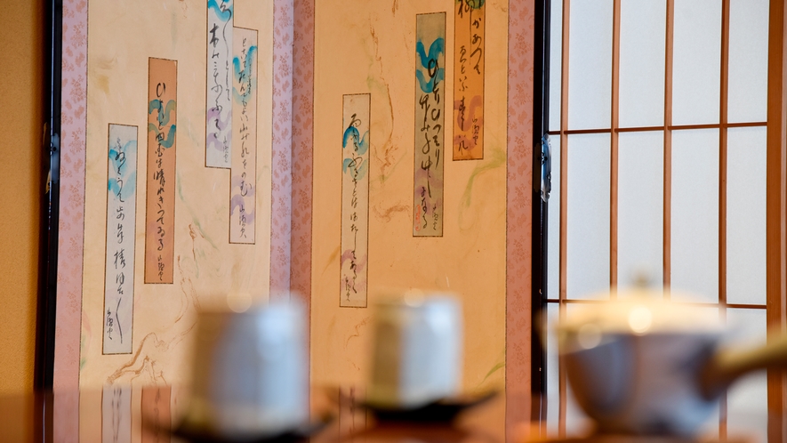 【ベッドスイート・山茶花・骨董品】掛け軸以外に屏風も飾らせていただいております。