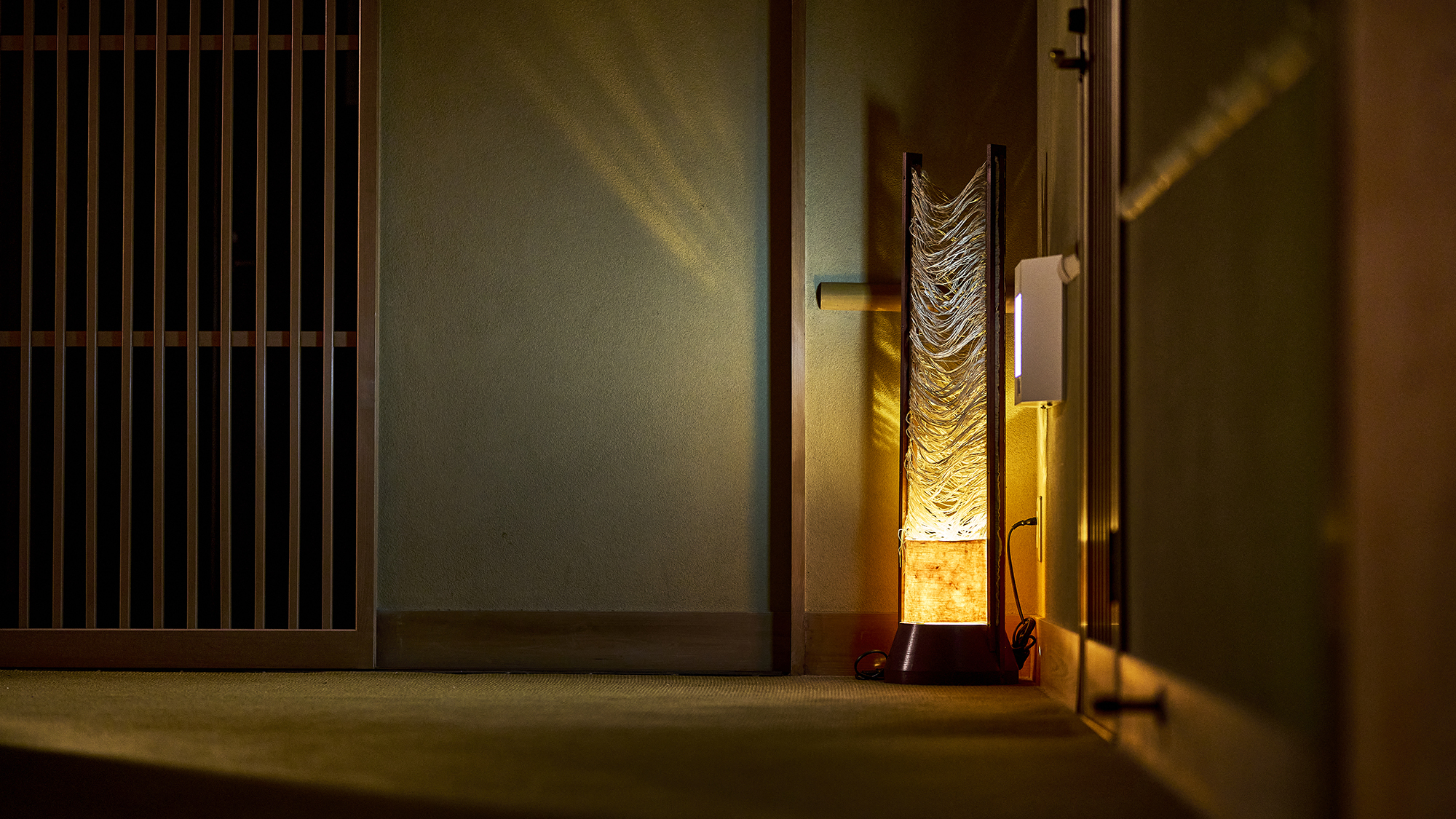 名匠・山口修氏により設計された総檜造りの館内。凛とした静けさと日本美に心洗われる空間です。