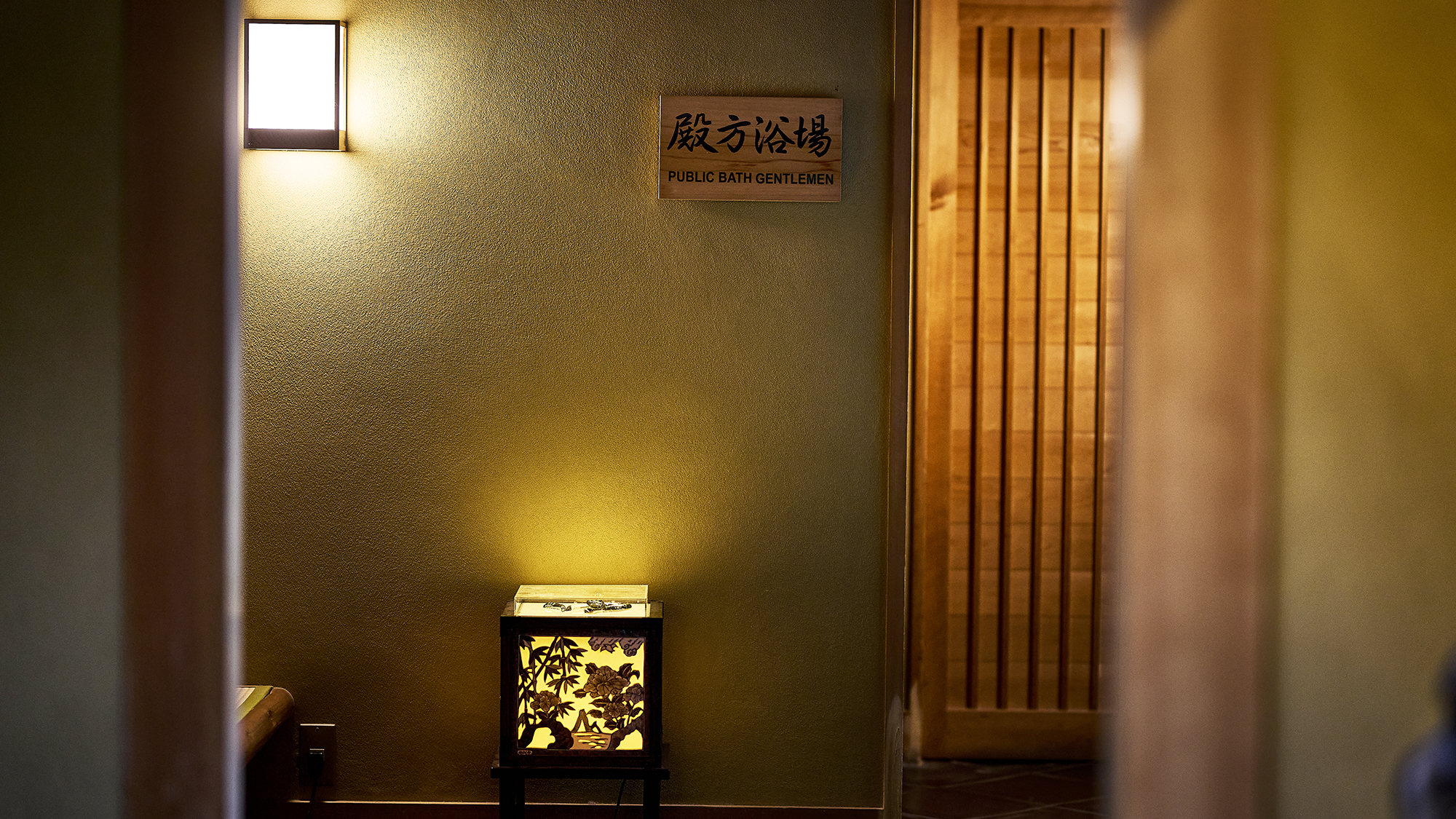 名匠・山口修氏により設計された総檜造りの館内。凛とした静けさと日本美に心洗われる空間です。