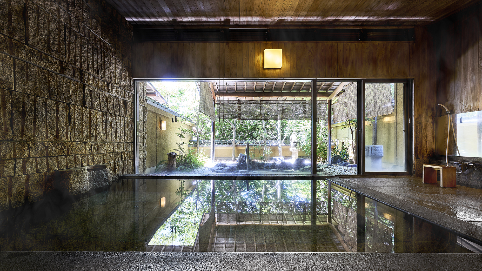 【内風呂】優しく入る木漏れ日と庭園の緑に心洗われ、心も身体も安らぎに包まれます。