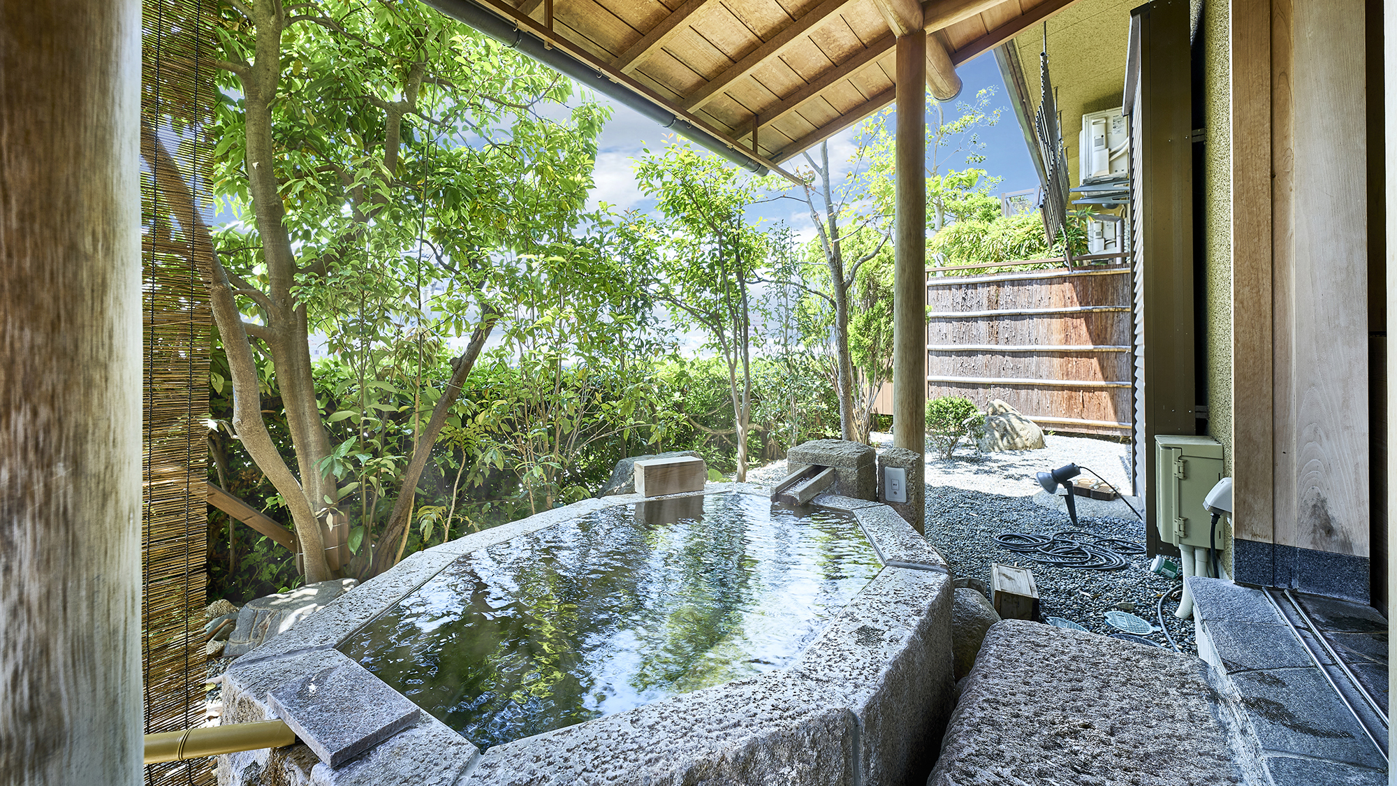 【桜：露天風呂付和室スーペリア】木々の囁きに耳を傾け、ゆったりと温泉に浸かる癒しの時間