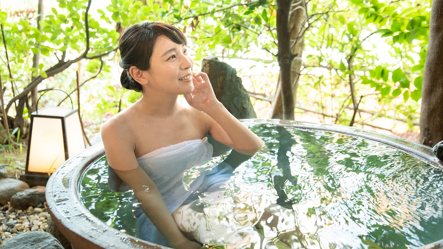 【露天風呂付スイート・椿】道後温泉の引き湯を和風の小さなお庭の中でお楽しみいただけます。