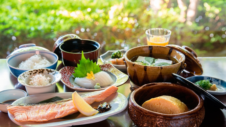 【ご朝食(和食)】当館自慢のじっくり仕込んだ焼鮭・熱々の太巻き厚焼き玉子等和食の定番をご提供します
