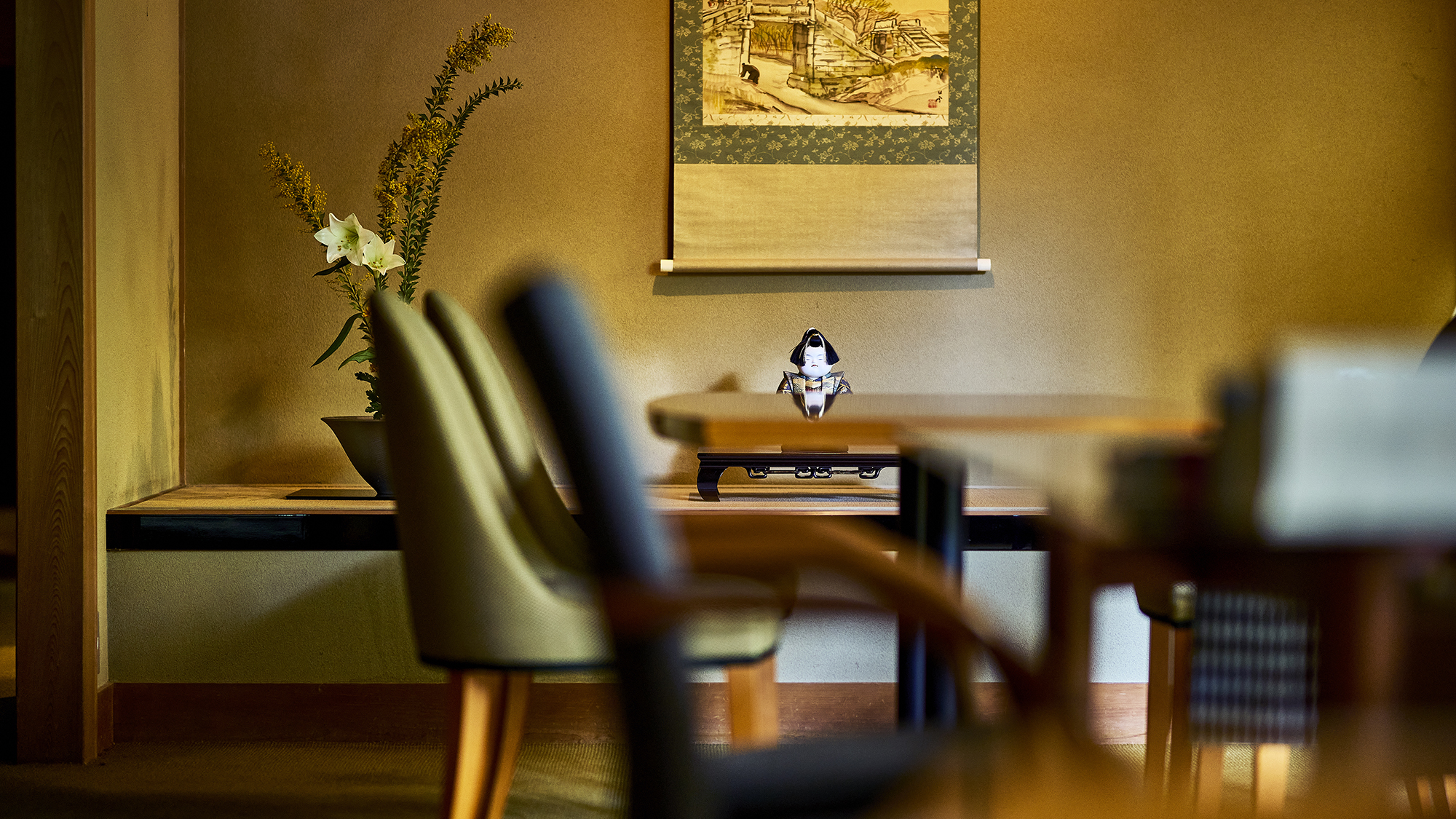 名匠・山口修氏により設計された総檜造りの館内。凛とした静けさと日本美に心洗われる空間です。