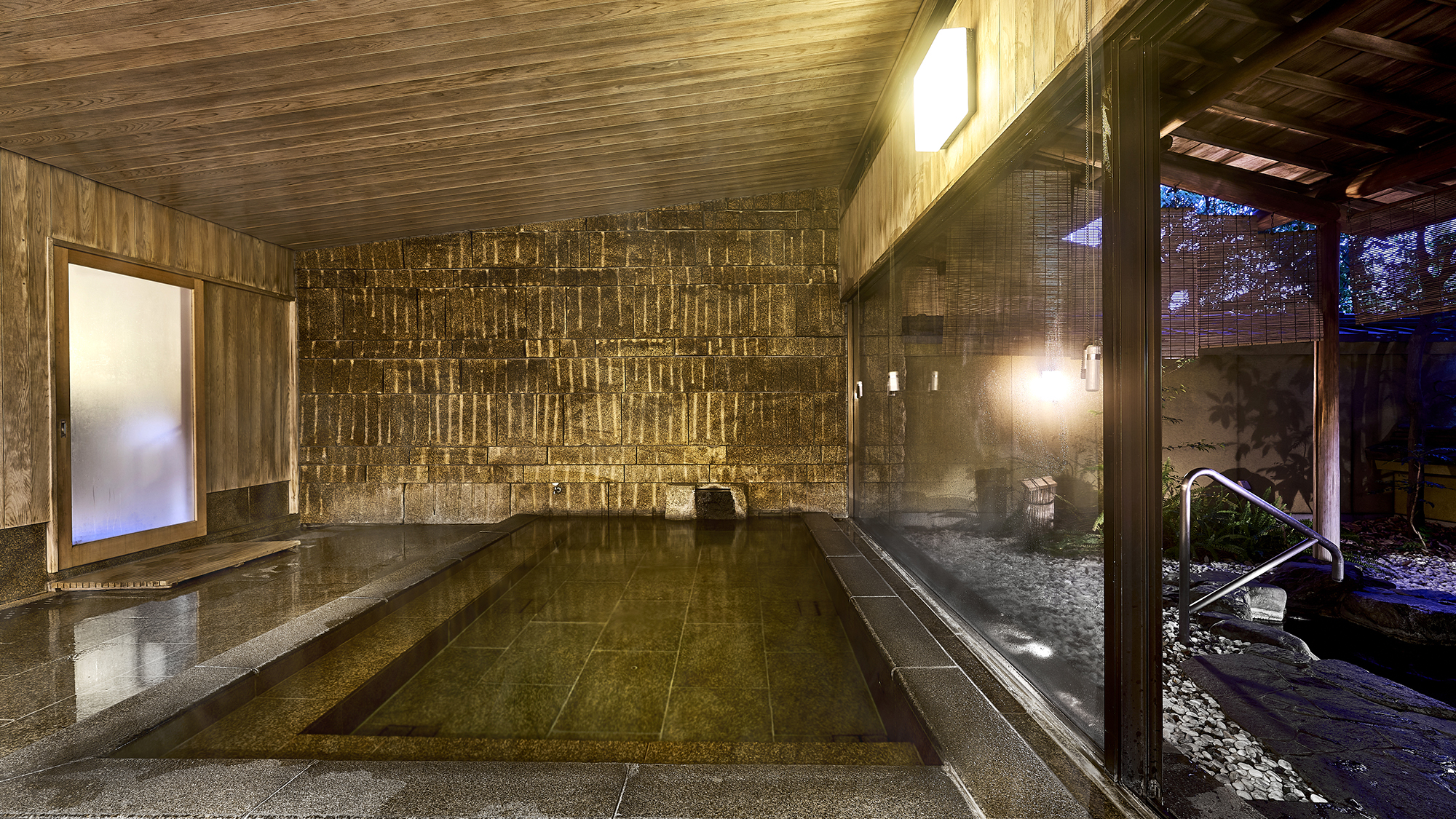 【内風呂】静けさが包む荘厳な造り。ゆったりと足を伸ばしておくつろぎいただけます。