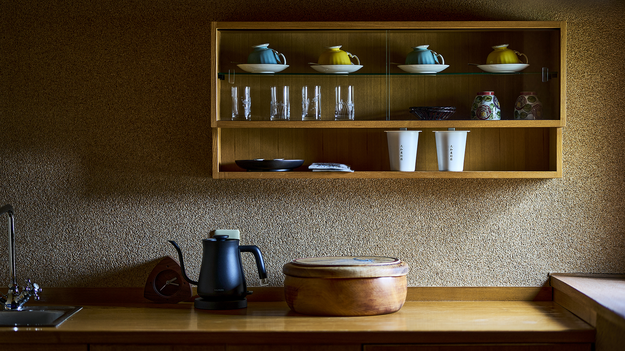 全室にBALMUDAケトルを採用。こだわりのカップと共に、ご到着後のひとときを彩ります。