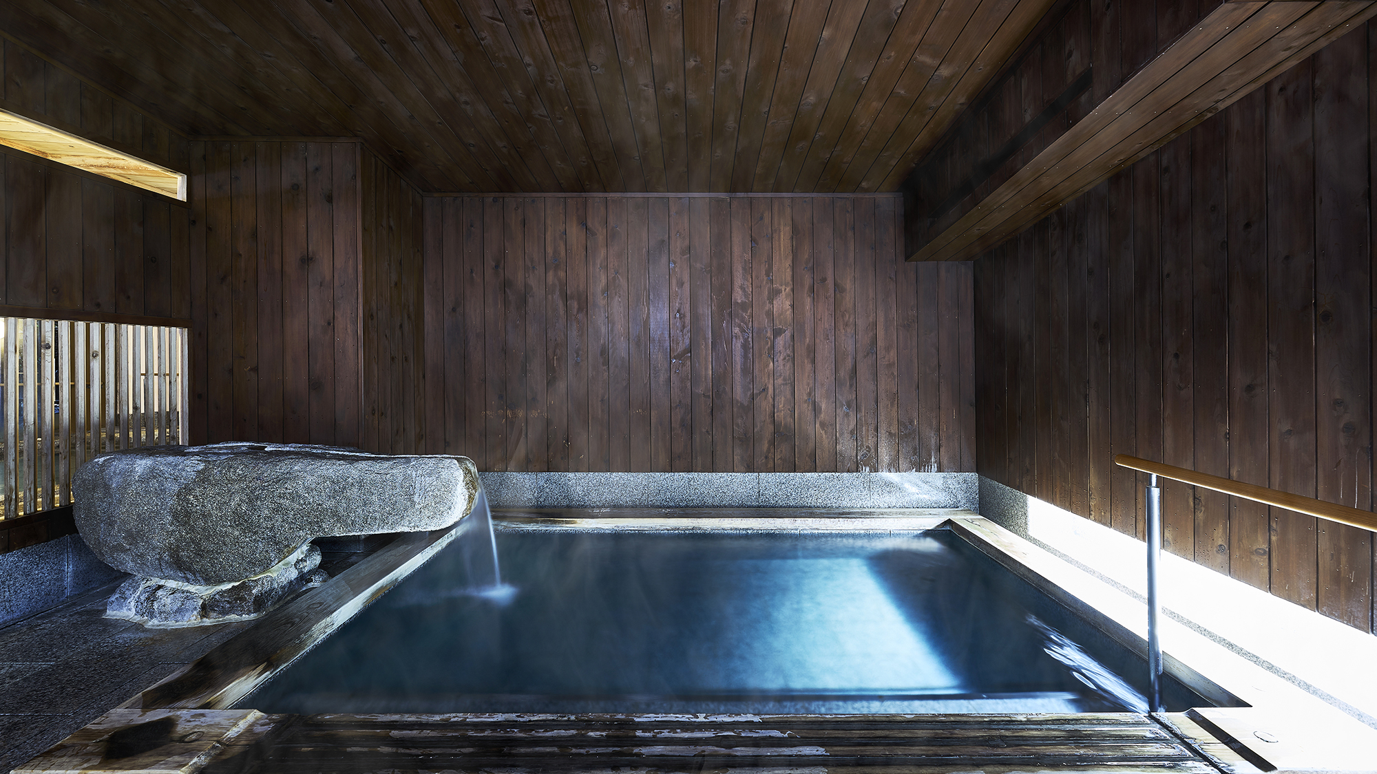 【大和屋本店：内風呂】姉妹館のお風呂もご利用いただけます。気軽な外湯巡りをお楽しみください。