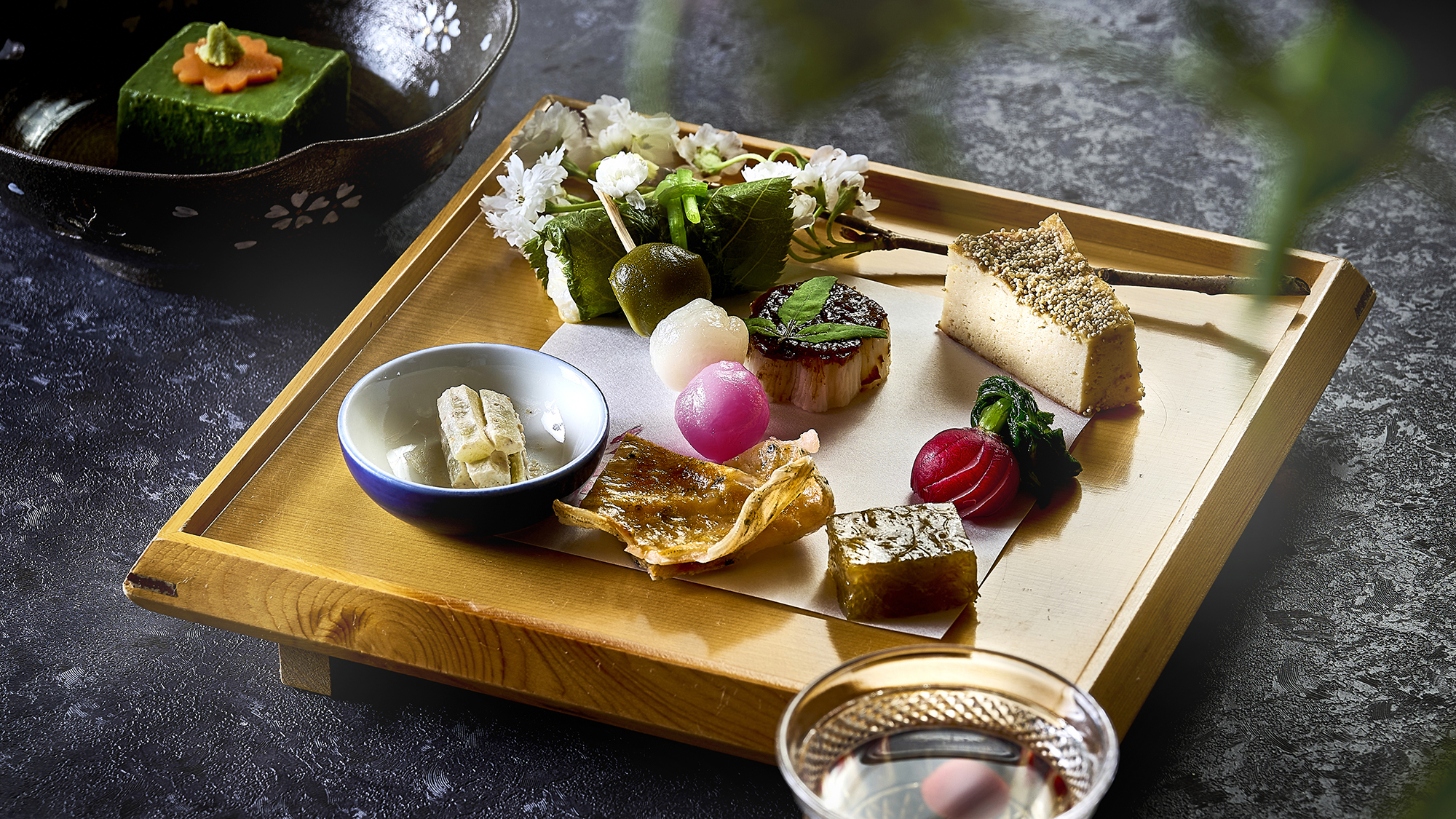 【ご夕食一例】瀬戸内の恵みを丁寧に詰め込んだ「伊予の玉手箱」を、ゆっくりとお召し上がりください。