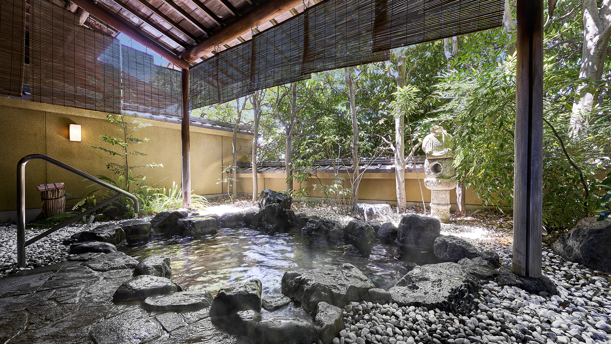 【庭園露天風呂】四季移ろう景色と爽やかな風を感じ、道後の湯に浸る贅沢を。