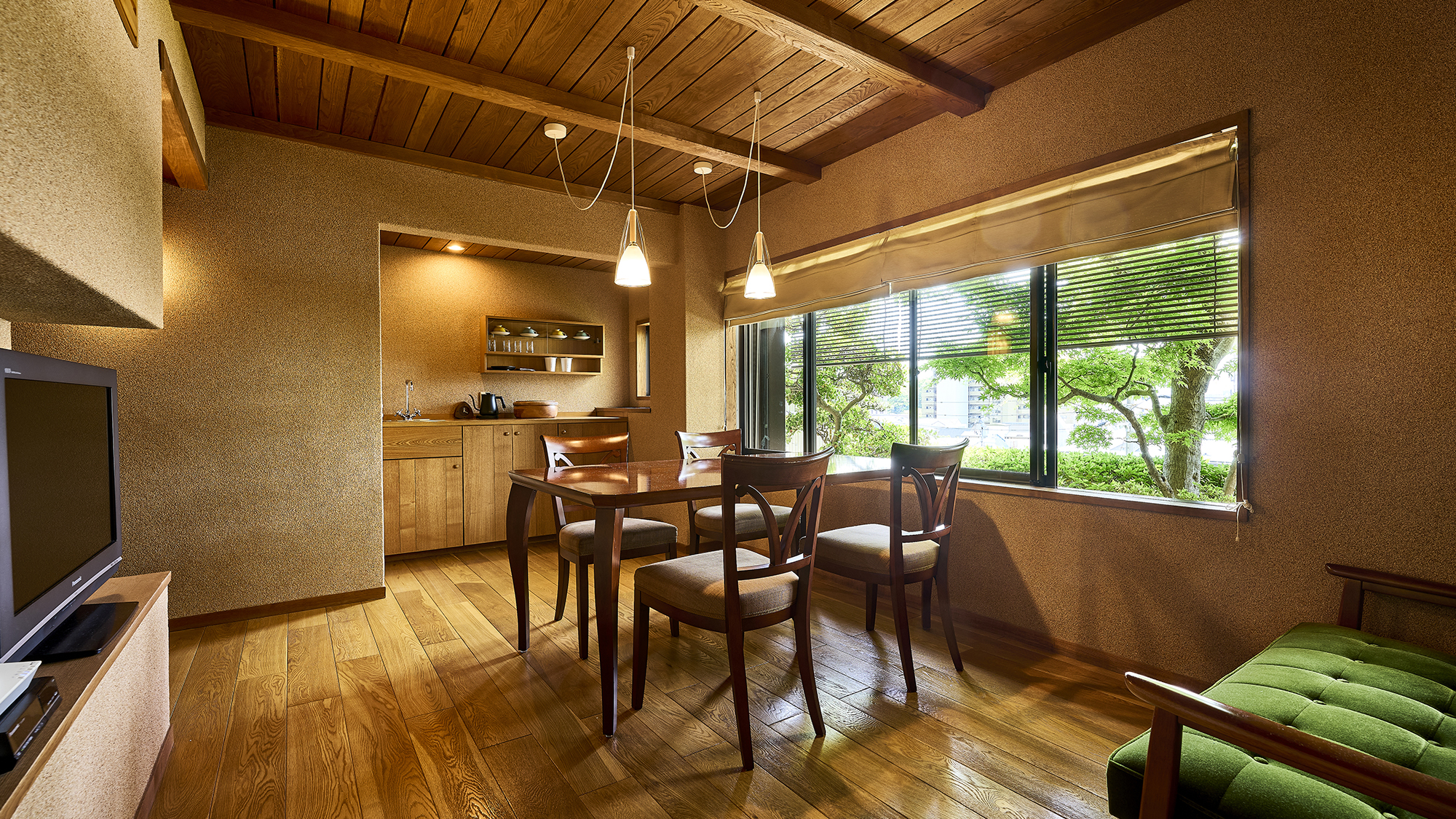 【桃：半露天風呂付和室スイート】落ち着いた光に包まれ、ゆったりとティータイムを過ごすダイニング