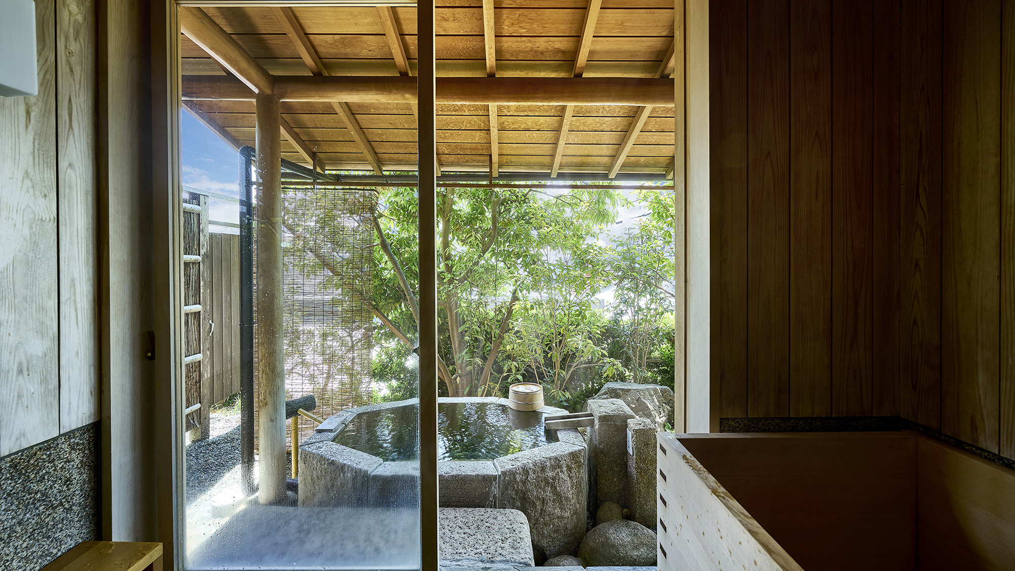 【桜：露天風呂付和室スーペリア】木々の囁きに耳を傾け、ゆったりと温泉に浸かる癒しの時間