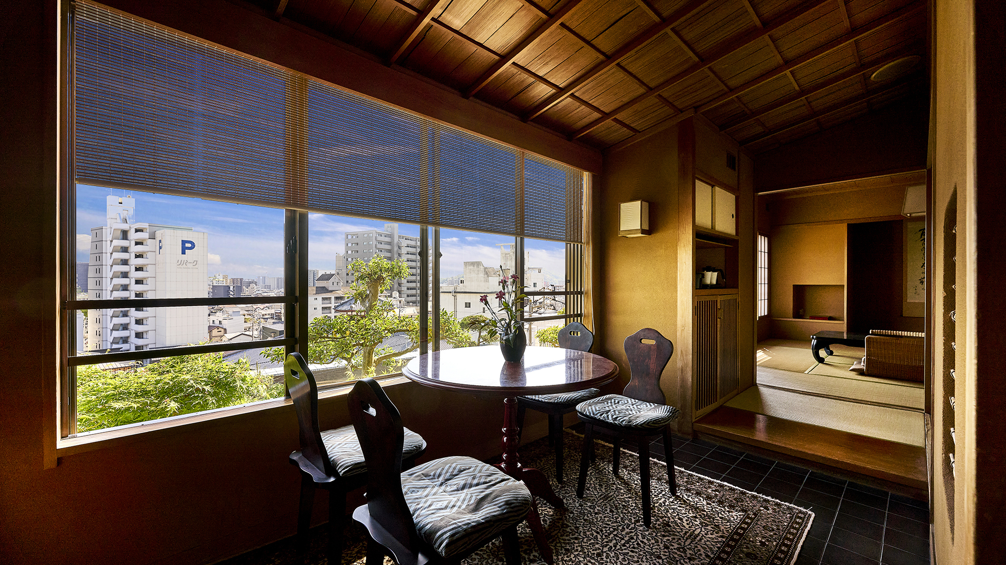 【海棠：和室デラックススイート】道後の街なみを見渡すダイニングルーム