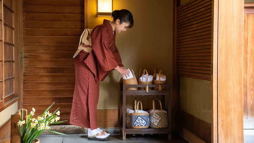 【客室係】当館の自慢は昔ながらの日本美を大切にした空間作りと客室係のおもてなしでございます。