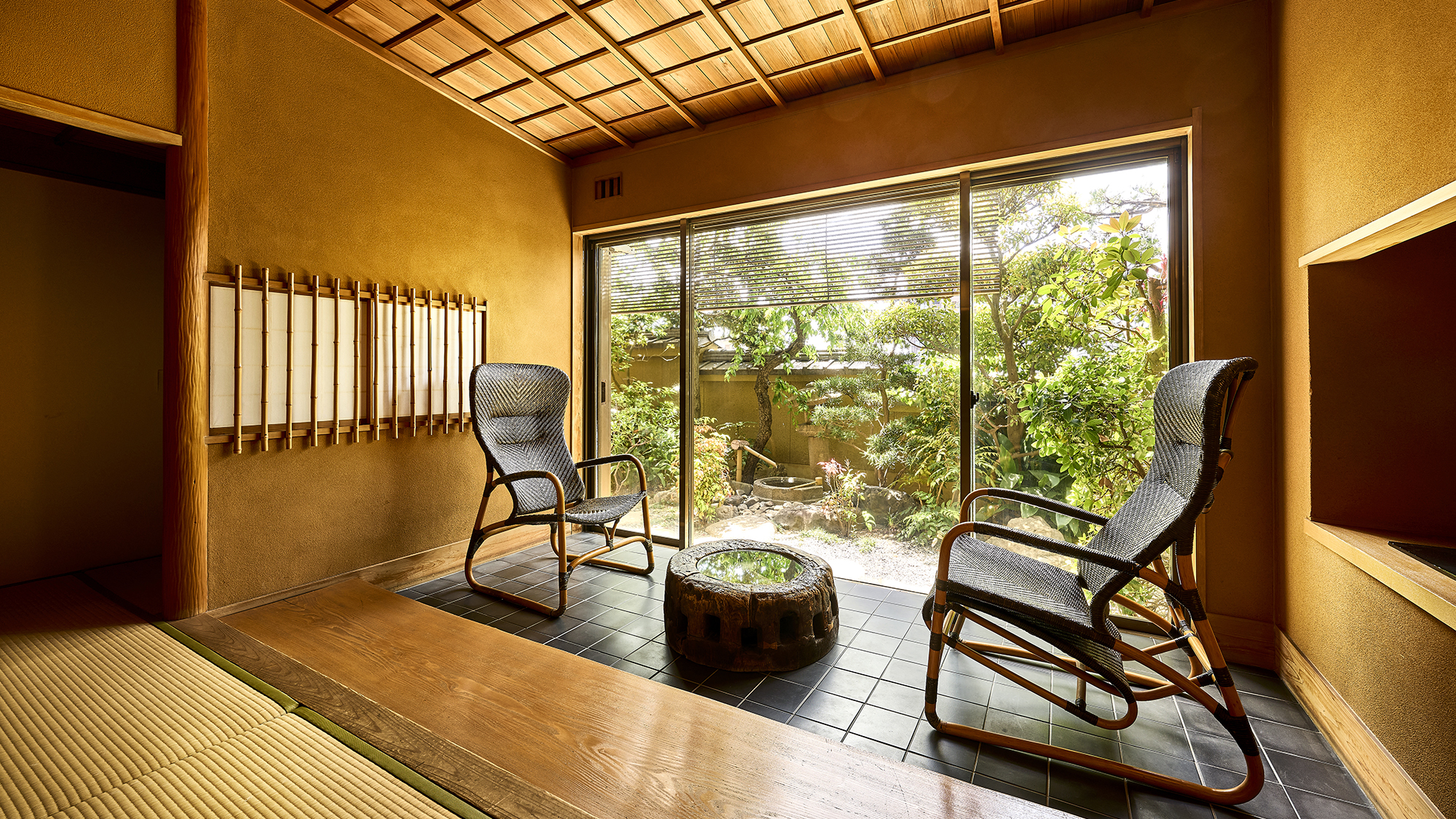 【梅：露天風呂付和室スイート】庭園を眺め、おくつろぎいただけます。