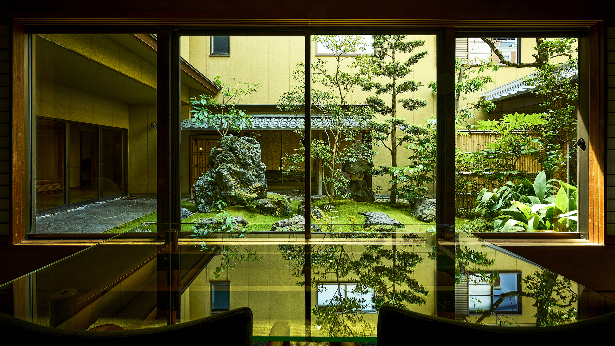 【ロビー】当館自慢の日本庭園を眺め、心ゆるむひとときをお過ごしいただけます。