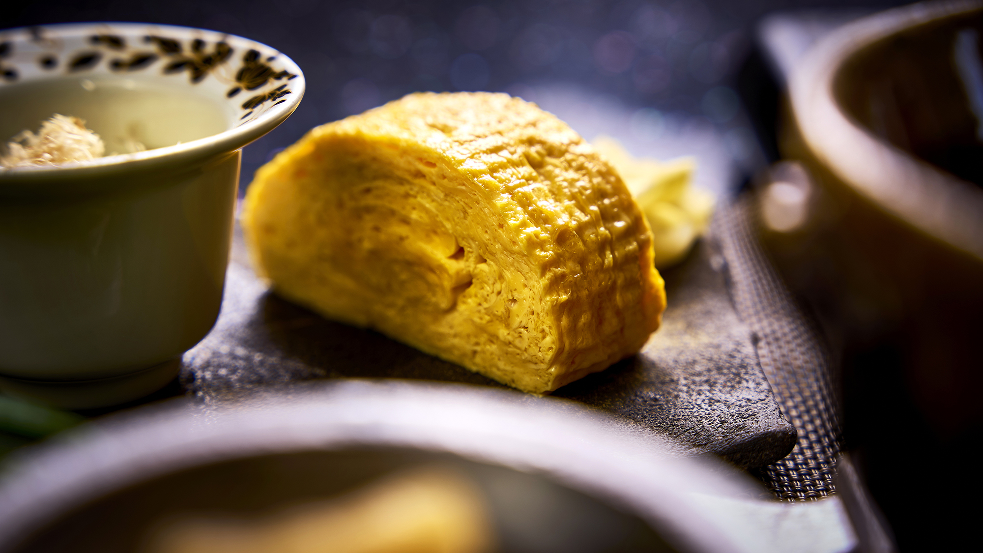 【ご朝食】初代料理長直伝のだし巻きは、ふんわりとした食感とともに出汁の風味が口いっぱいに広がります。