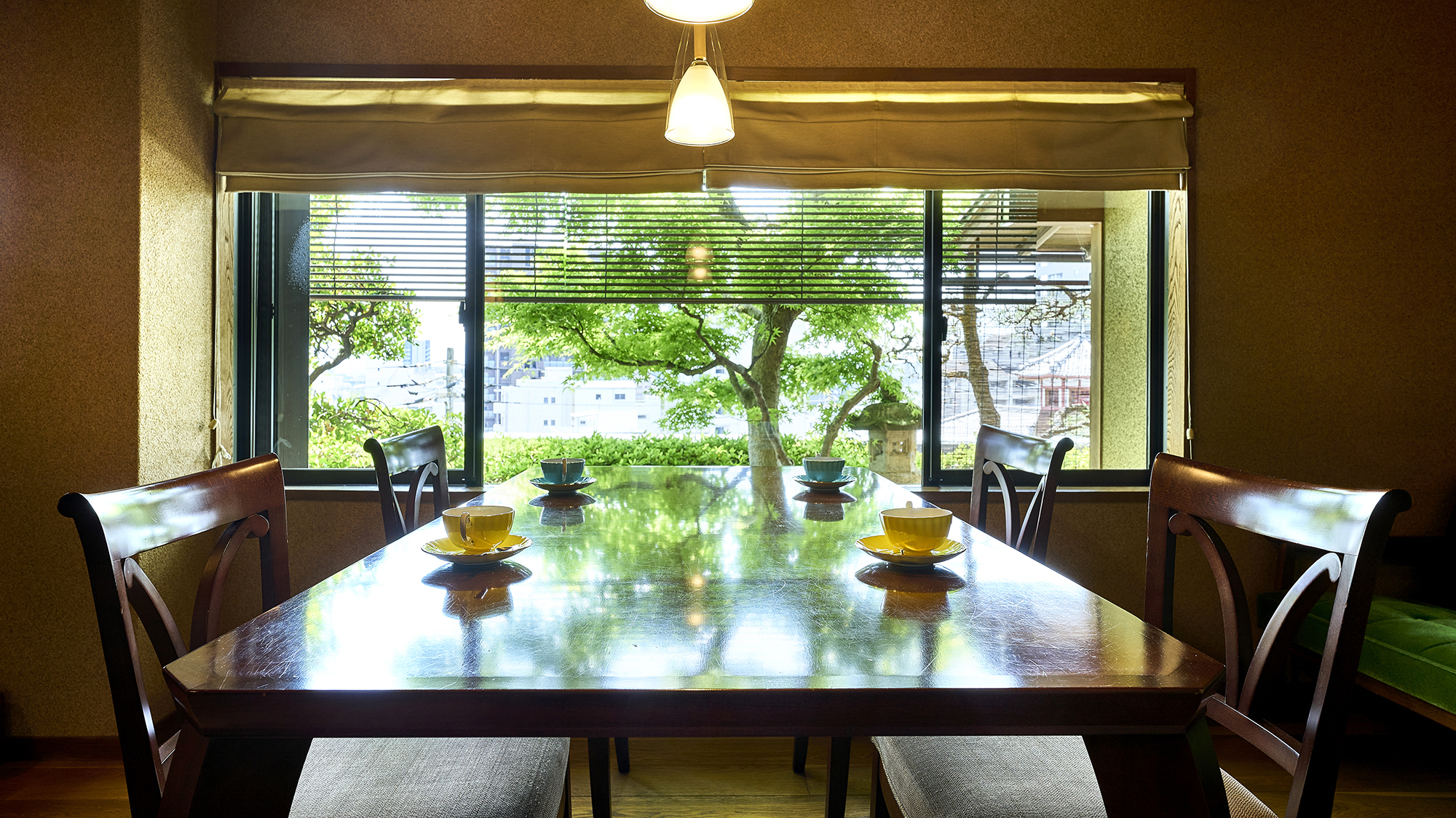 【桃：半露天風呂付和室スイート】落ち着いた光に包まれ、ゆったりとティータイムを過ごすダイニング