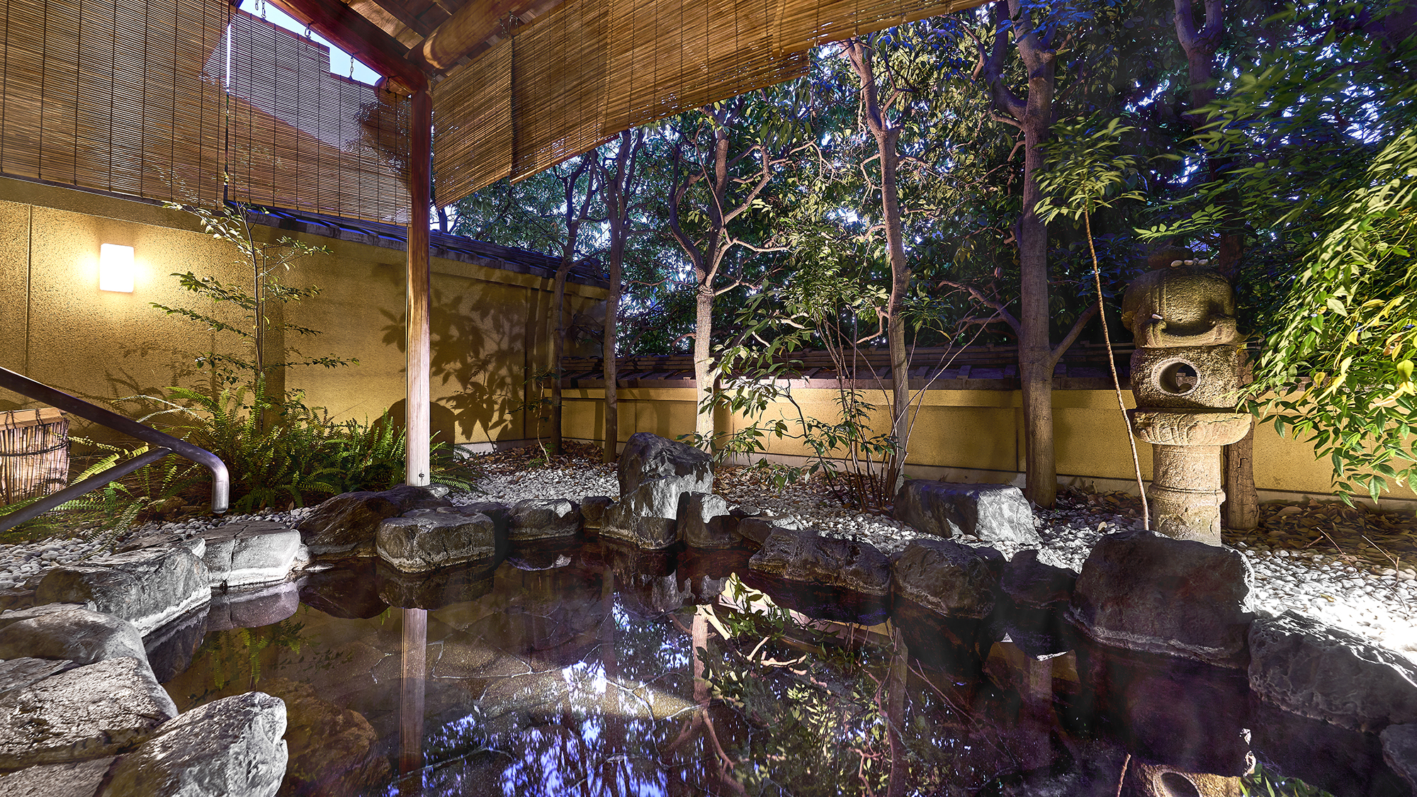 【庭園露天風呂】昼とは異なる夜ならではの心地よい静けさの中でおくつろぎください。