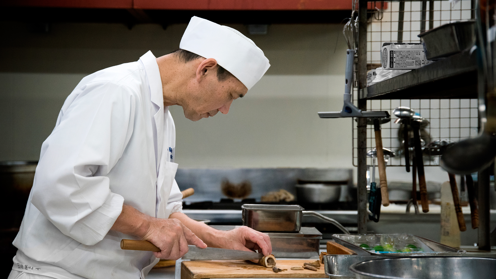 【料理長】時には洋の食材も交えながら飽きの来ない会席のご提供に努めております