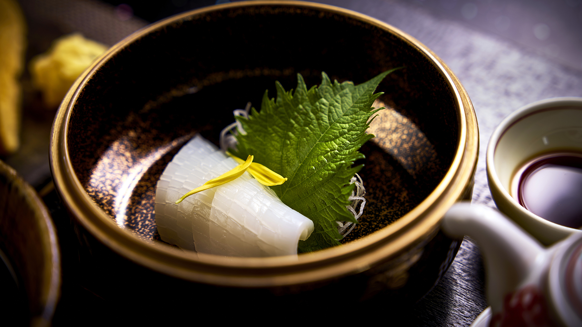 【ご朝食】いか刺し・釜揚げしらすなど、瀬戸内の恵みもたっぷりと。