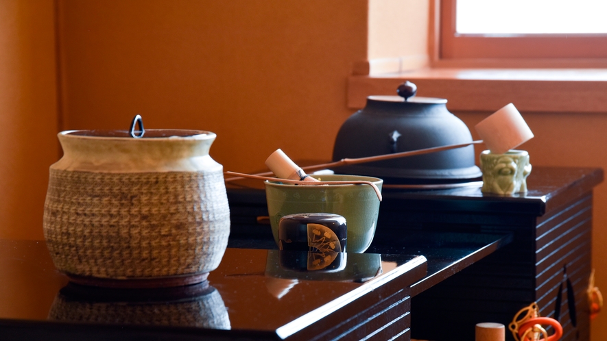 【プレミアベッドスイート・沈丁花】茶室スペース　茶道具1つ1つもこだわりの品を取り揃えております。